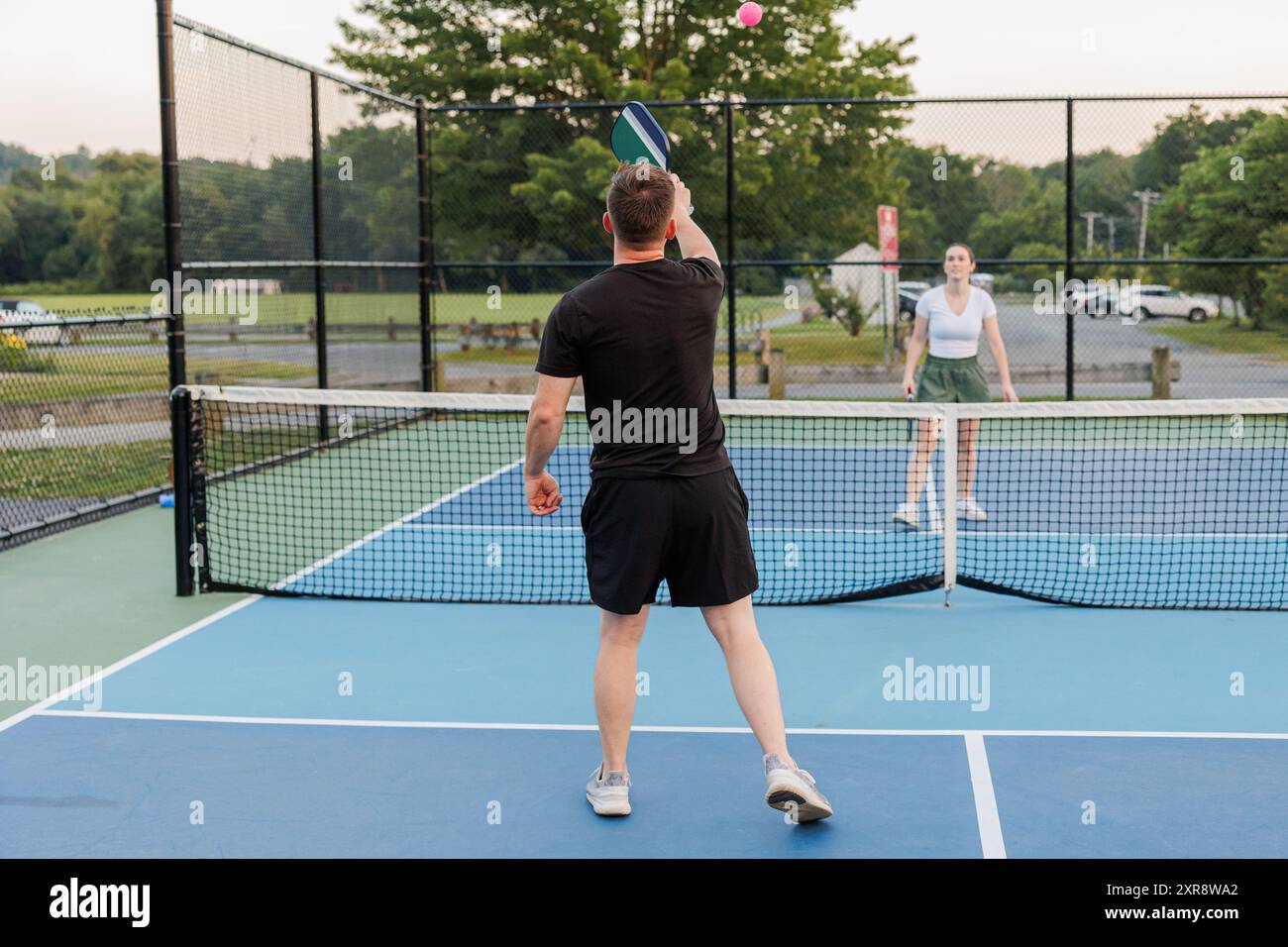 Femme jouant au pickleball Banque de photographies et d’images à haute ...