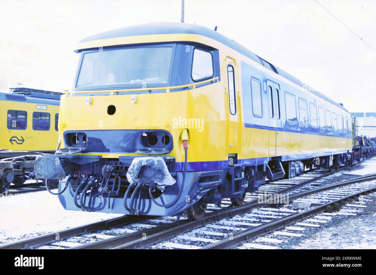 Nouveau train, Whizgle Dutch News : images historiques adaptées à l'avenir. Explorez le passé néerlandais avec des perspectives modernes grâce à des images d'agences néerlandaises. Concilier les événements d'hier avec les perspectives de demain. Embarquez pour un voyage intemporel avec des histoires qui façonnent notre avenir. Banque D'Images