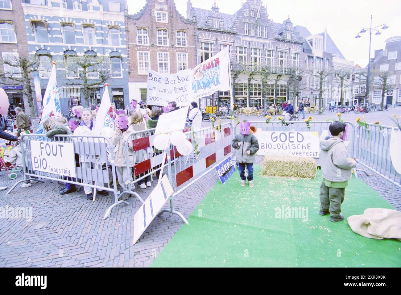Démonstration Kid's for Animals, Grote Markt, Haarlem, Grote Markt, pays-Bas, 12-04-2001, Whizgle Dutch News : des images historiques sur mesure pour l'avenir. Explorez le passé néerlandais avec des perspectives modernes grâce à des images d'agences néerlandaises. Concilier les événements d'hier avec les perspectives de demain. Embarquez pour un voyage intemporel avec des histoires qui façonnent notre avenir. Banque D'Images Démonstration Kid's for Animals, Grote Markt, Haarlem, Grote Markt, pays-Bas, 12-04-2001, Whizgle Dutch News : des images historiques sur mesure pour l'avenir. Explorez le passé néerlandais avec des perspectives modernes grâce à des images d'agences néerlandaises. Concilier les événements d'hier avec les perspectives de demain. Embarquez pour un voyage intemporel avec des histoires qui façonnent notre avenir. Banque D'Images