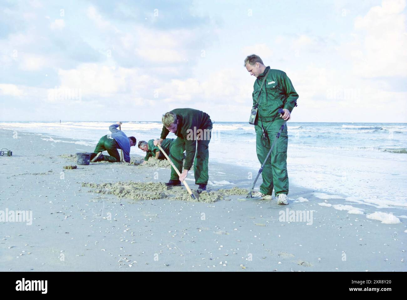 Élimination des munitions explosives, Zandvoort, Zandvoort, 17-08-2000, Whizgle Dutch News : images historiques adaptées pour l'avenir. Explorez le passé néerlandais avec des perspectives modernes grâce à des images d'agences néerlandaises. Concilier les événements d'hier avec les perspectives de demain. Embarquez pour un voyage intemporel avec des histoires qui façonnent notre avenir. Banque D'Images