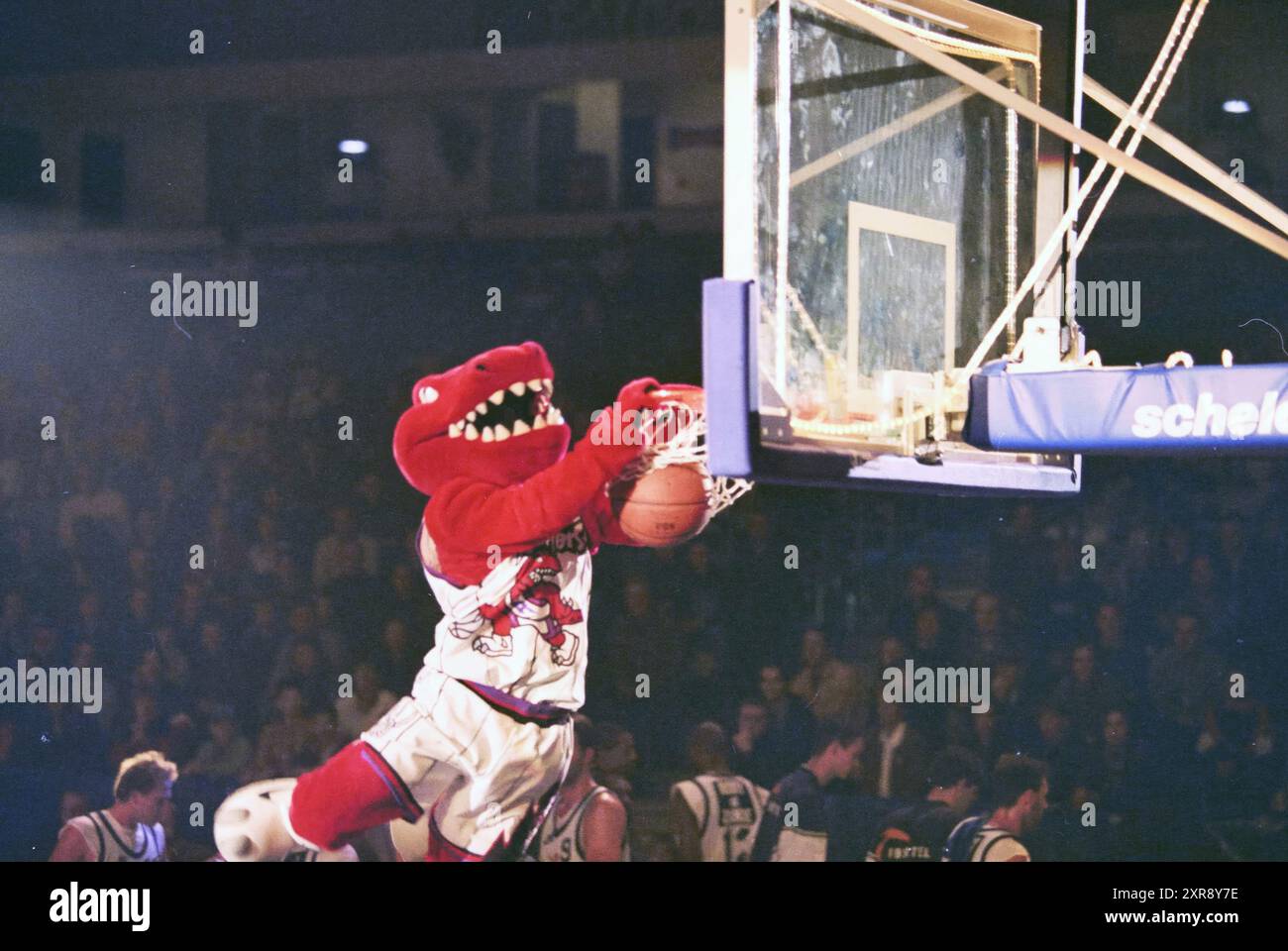 Match de basket-ball, Whizgle Dutch News : des images historiques conçues pour l'avenir. Explorez le passé néerlandais avec des perspectives modernes grâce à des images d'agences néerlandaises. Concilier les événements d'hier avec les perspectives de demain. Embarquez pour un voyage intemporel avec des histoires qui façonnent notre avenir. Banque D'Images