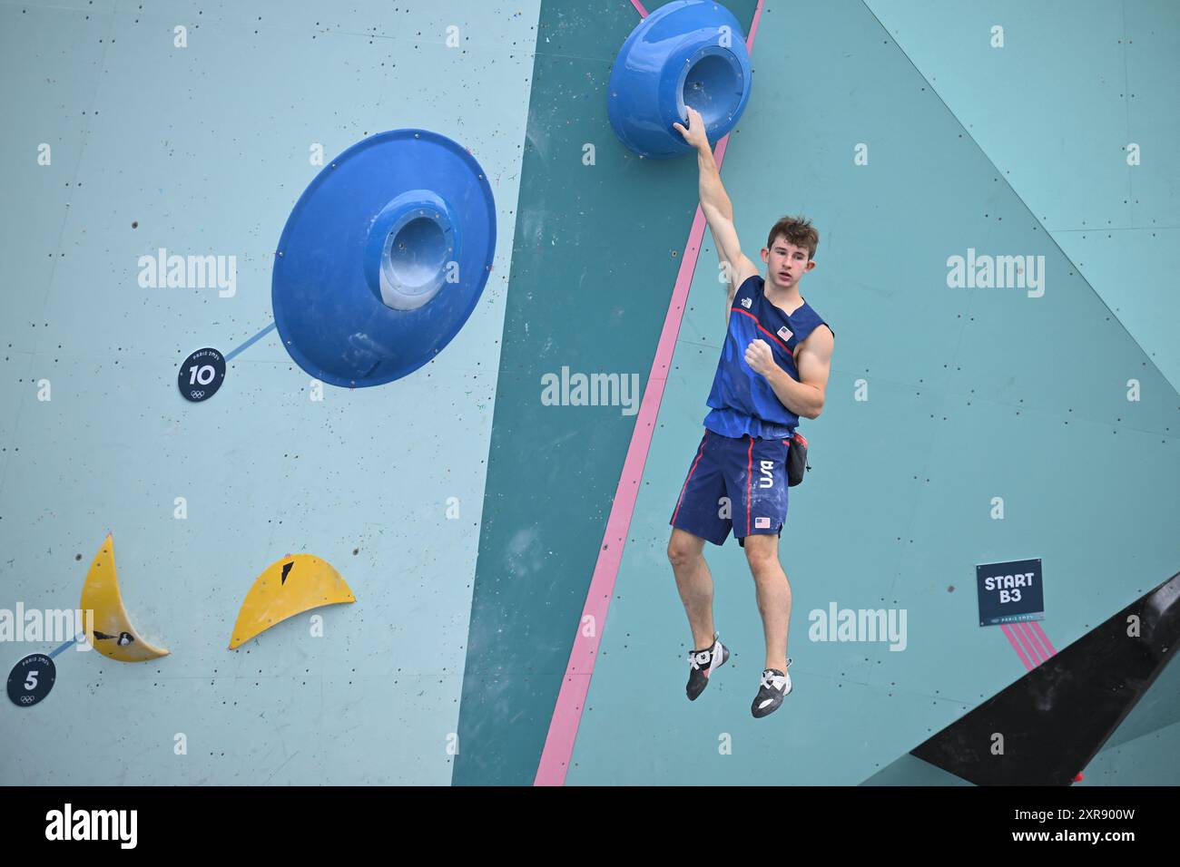 Paris, France. 09 août 2024. Colin Duffy (États-Unis) participe à la FINALE combinée Sport Climbing masculin lors des Jeux Olympiques de Paris 2024, au Bourget, France, le 8 août 2024. Photo par Eliot Blondet/ABACAPRESS. COM Credit : Abaca Press/Alamy Live News Banque D'Images