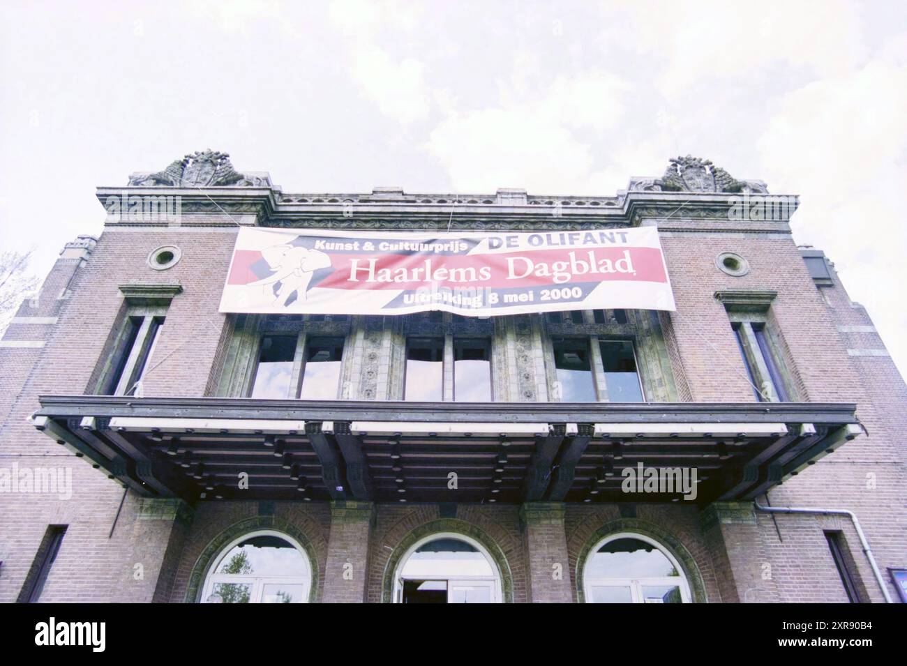 Bannière à Stadsschouwburg Haarlem, Haarlem, Wilsonsplein, pays-Bas, 25-04-2000, Whizgle Dutch News : des images historiques sur mesure pour l'avenir. Explorez le passé néerlandais avec des perspectives modernes grâce à des images d'agences néerlandaises. Concilier les événements d'hier avec les perspectives de demain. Embarquez pour un voyage intemporel avec des histoires qui façonnent notre avenir. Banque D'Images