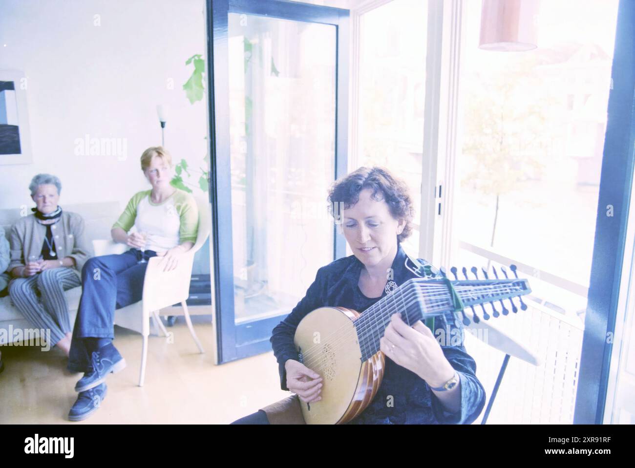 Concert maison à la famille Siebert, Haarlem, pays-Bas, 09-09-2000, Whizgle Dutch News : images historiques sur mesure pour l'avenir. Explorez le passé néerlandais avec des perspectives modernes grâce à des images d'agences néerlandaises. Concilier les événements d'hier avec les perspectives de demain. Embarquez pour un voyage intemporel avec des histoires qui façonnent notre avenir. Banque D'Images