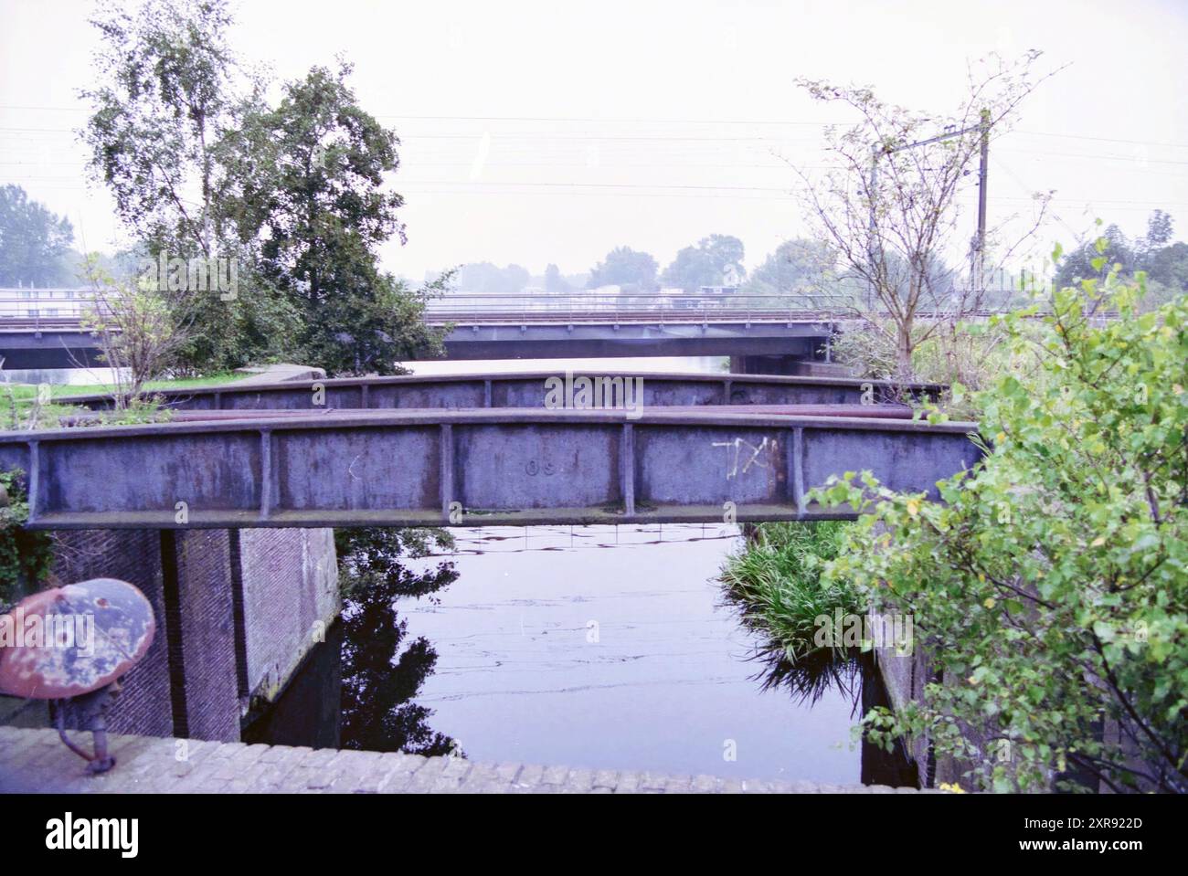 Pont de chemin de fer, Halfweg, Halfweg, 01-09-1998, Whizgle Dutch News : des images historiques sur mesure pour l'avenir. Explorez le passé néerlandais avec des perspectives modernes grâce à des images d'agences néerlandaises. Concilier les événements d'hier avec les perspectives de demain. Embarquez pour un voyage intemporel avec des histoires qui façonnent notre avenir. Banque D'Images