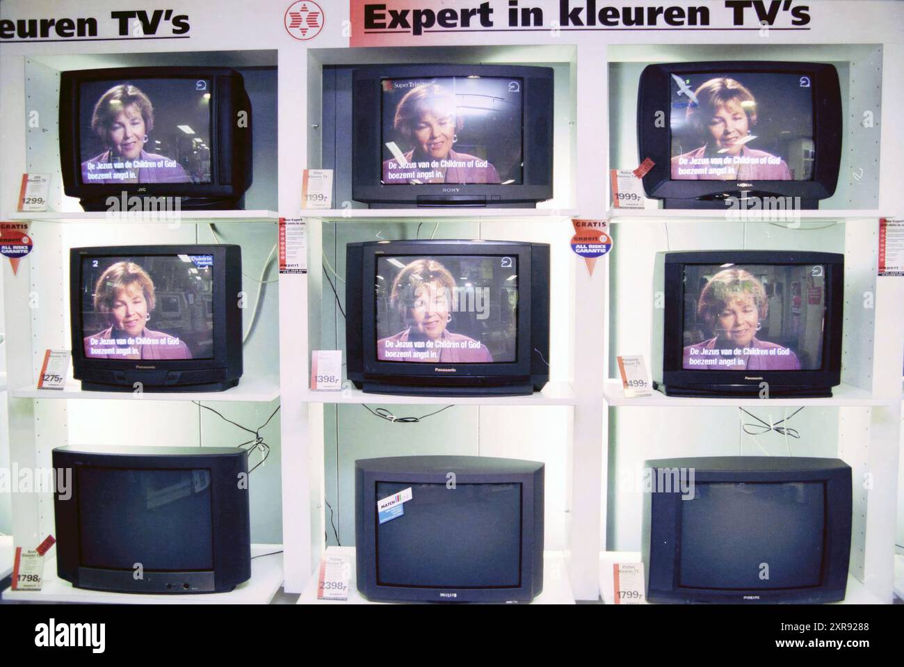 Row of TVS, 04-12-1997, Whizgle Dutch News : images historiques sur mesure pour l'avenir. Explorez le passé néerlandais avec des perspectives modernes grâce à des images d'agences néerlandaises. Concilier les événements d'hier avec les perspectives de demain. Embarquez pour un voyage intemporel avec des histoires qui façonnent notre avenir. Banque D'Images Row of TVS, 04-12-1997, Whizgle Dutch News : images historiques sur mesure pour l'avenir. Explorez le passé néerlandais avec des perspectives modernes grâce à des images d'agences néerlandaises. Concilier les événements d'hier avec les perspectives de demain. Embarquez pour un voyage intemporel avec des histoires qui façonnent notre avenir. Banque D'Images