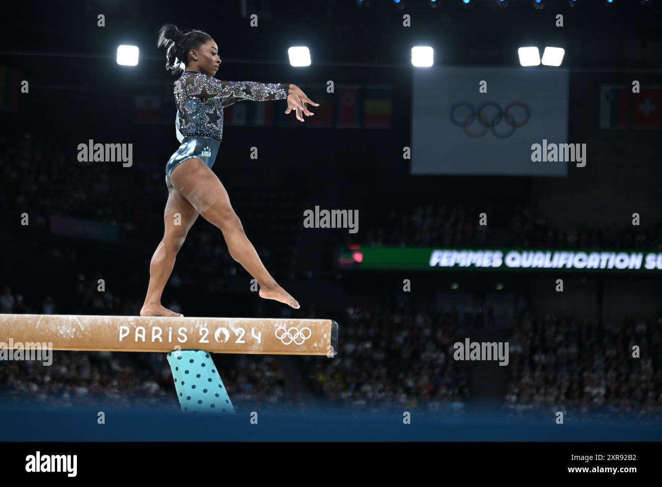 PARIS, FRANCE-28 juillet 2024 : Simone Biles, des États-Unis, concourt sur le balancier lors de la qualification féminine de gymnastique artistique aux Jeux Olympiques Banque D'Images