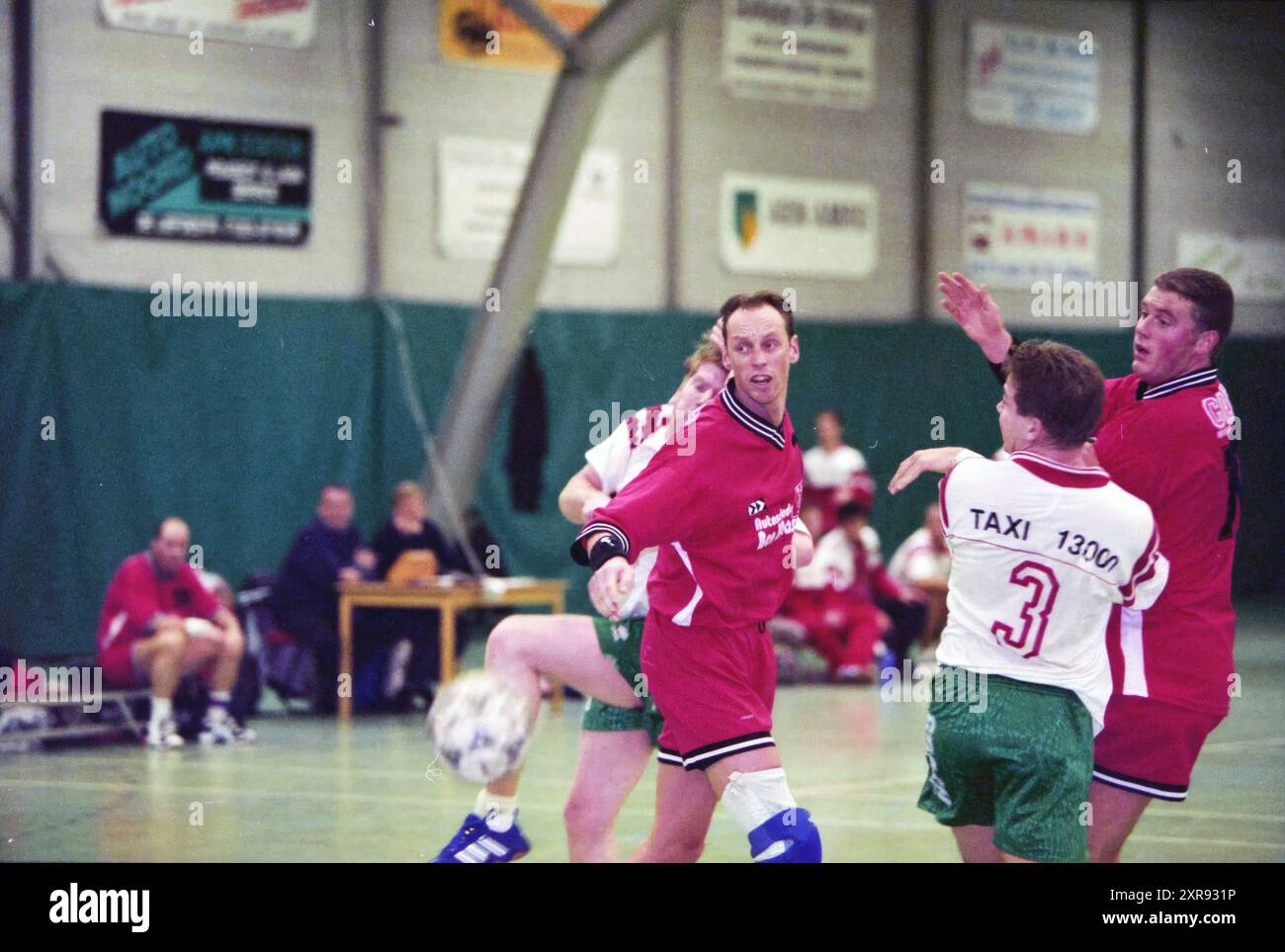 Handball : Blinkert - Apollo, 04-12-1998, Whizgle Dutch News : images historiques sur mesure pour l'avenir. Explorez le passé néerlandais avec des perspectives modernes grâce à des images d'agences néerlandaises. Concilier les événements d'hier avec les perspectives de demain. Embarquez pour un voyage intemporel avec des histoires qui façonnent notre avenir. Banque D'Images Handball : Blinkert - Apollo, 04-12-1998, Whizgle Dutch News : images historiques sur mesure pour l'avenir. Explorez le passé néerlandais avec des perspectives modernes grâce à des images d'agences néerlandaises. Concilier les événements d'hier avec les perspectives de demain. Embarquez pour un voyage intemporel avec des histoires qui façonnent notre avenir. Banque D'Images
