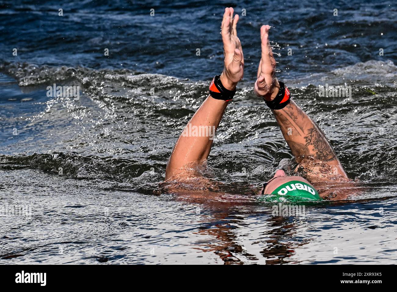 Paris, France. 09 août 2024. Kristof Rasovszky de Hongrie célèbre après avoir remporté la médaille d'or dans le marathon natation 10km hommes lors des Jeux Olympiques de Paris 2024 au Pont Alexandre III à Paris (France), le 09 août 2024. Crédit : Insidefoto di andrea staccioli/Alamy Live News Banque D'Images