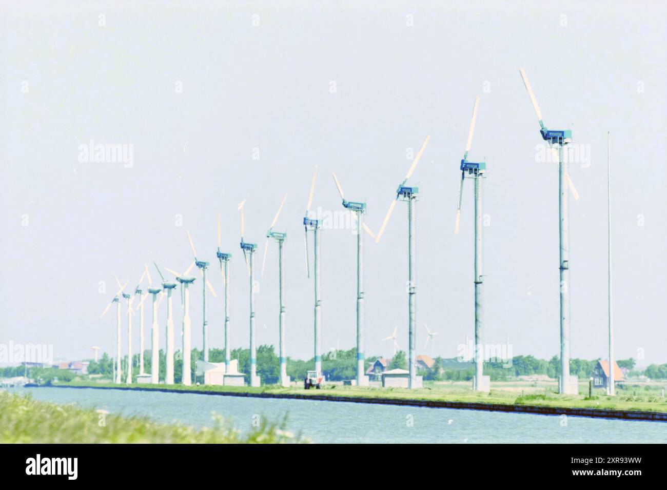 Moulins à vent le long de l'eau, Whizgle Dutch News : des images historiques sur mesure pour l'avenir. Explorez le passé néerlandais avec des perspectives modernes grâce à des images d'agences néerlandaises. Concilier les événements d'hier avec les perspectives de demain. Embarquez pour un voyage intemporel avec des histoires qui façonnent notre avenir. Banque D'Images