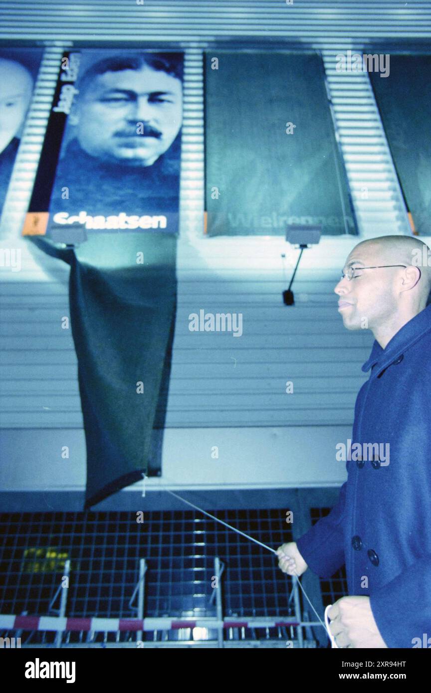 Dévoilement de photos des héros sportifs de Haarlem au Kennemer Sport Center, Haarlem, pays-Bas, 02-11-2003, Whizgle Dutch News : images historiques conçues pour l'avenir. Explorez le passé néerlandais avec des perspectives modernes grâce à des images d'agences néerlandaises. Concilier les événements d'hier avec les perspectives de demain. Embarquez pour un voyage intemporel avec des histoires qui façonnent notre avenir. Banque D'Images