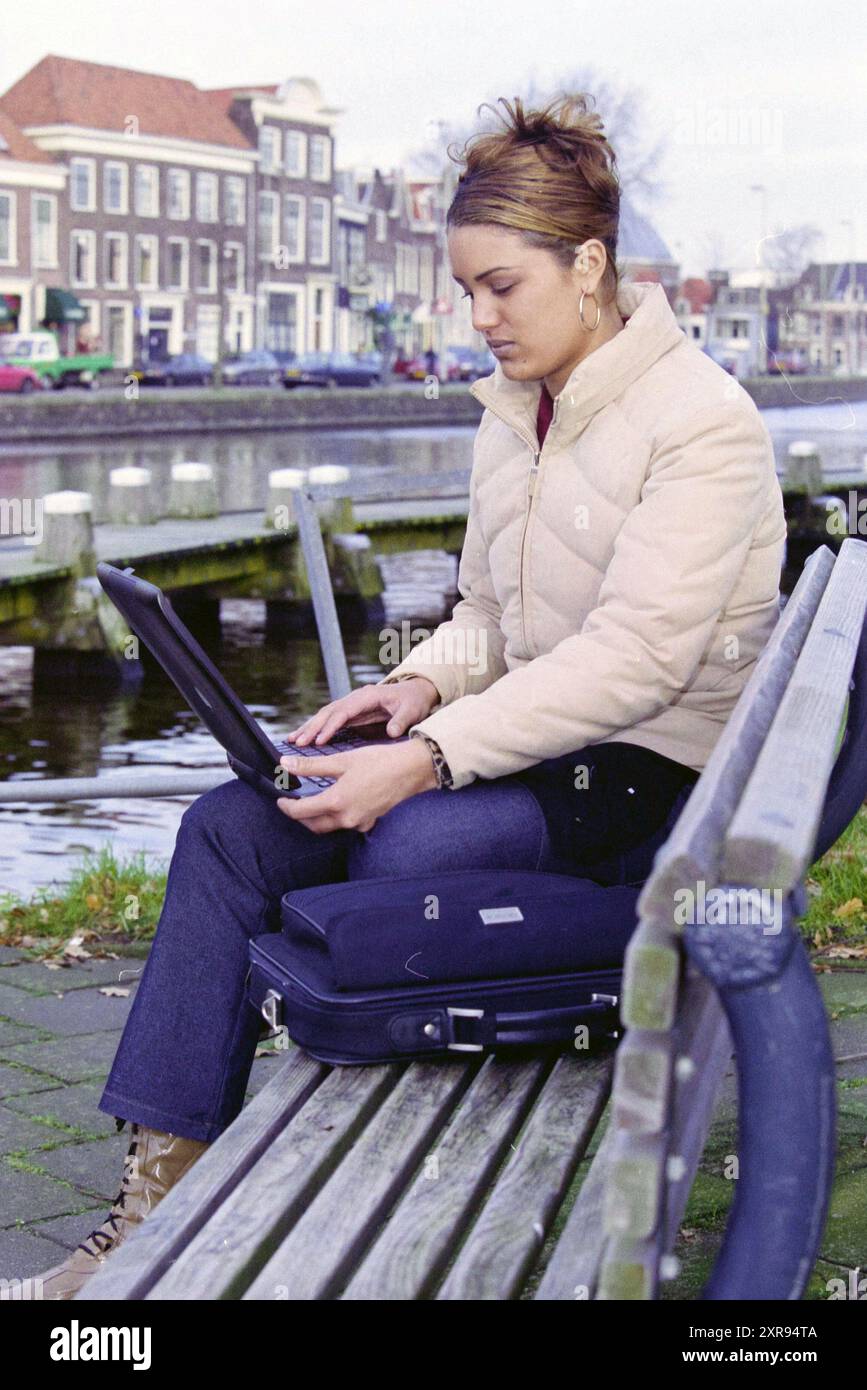 Youth Computer, Haarlem, pays-Bas, 04-12-2000, Whizgle Dutch News : des images historiques sur mesure pour l'avenir. Explorez le passé néerlandais avec des perspectives modernes grâce à des images d'agences néerlandaises. Concilier les événements d'hier avec les perspectives de demain. Embarquez pour un voyage intemporel avec des histoires qui façonnent notre avenir. Banque D'Images Youth Computer, Haarlem, pays-Bas, 04-12-2000, Whizgle Dutch News : des images historiques sur mesure pour l'avenir. Explorez le passé néerlandais avec des perspectives modernes grâce à des images d'agences néerlandaises. Concilier les événements d'hier avec les perspectives de demain. Embarquez pour un voyage intemporel avec des histoires qui façonnent notre avenir. Banque D'Images