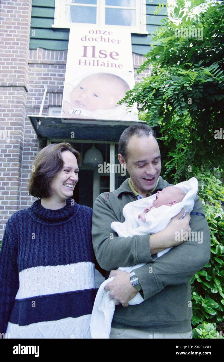 Family Slots/Rabenberg avec sa fille Ilse, Haarlem, Nederland, Whizgle Dutch News : images historiques sur mesure pour l'avenir. Explorez le passé néerlandais avec des perspectives modernes grâce à des images d'agences néerlandaises. Concilier les événements d'hier avec les perspectives de demain. Embarquez pour un voyage intemporel avec des histoires qui façonnent notre avenir. Banque D'Images