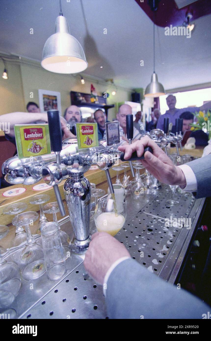 Intérieur d'un café, Whizgle Dutch News : des images historiques sur mesure pour l'avenir. Explorez le passé néerlandais avec des perspectives modernes grâce à des images d'agences néerlandaises. Concilier les événements d'hier avec les perspectives de demain. Embarquez pour un voyage intemporel avec des histoires qui façonnent notre avenir. Banque D'Images