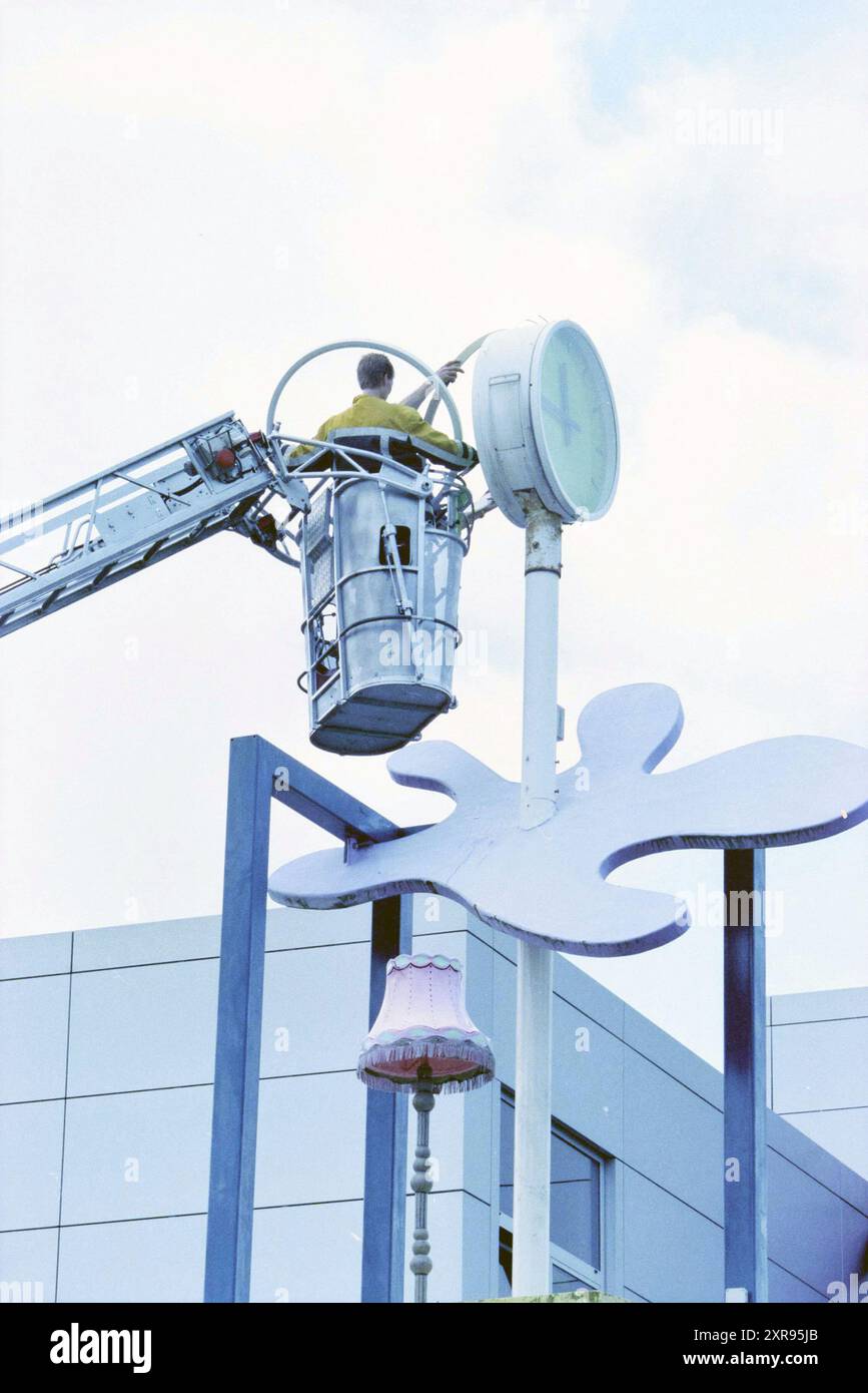 Les pompiers réparent l'horloge, 29-06-1999, Whizgle Dutch News : des images historiques sur mesure pour l'avenir. Explorez le passé néerlandais avec des perspectives modernes grâce à des images d'agences néerlandaises. Concilier les événements d'hier avec les perspectives de demain. Embarquez pour un voyage intemporel avec des histoires qui façonnent notre avenir. Banque D'Images