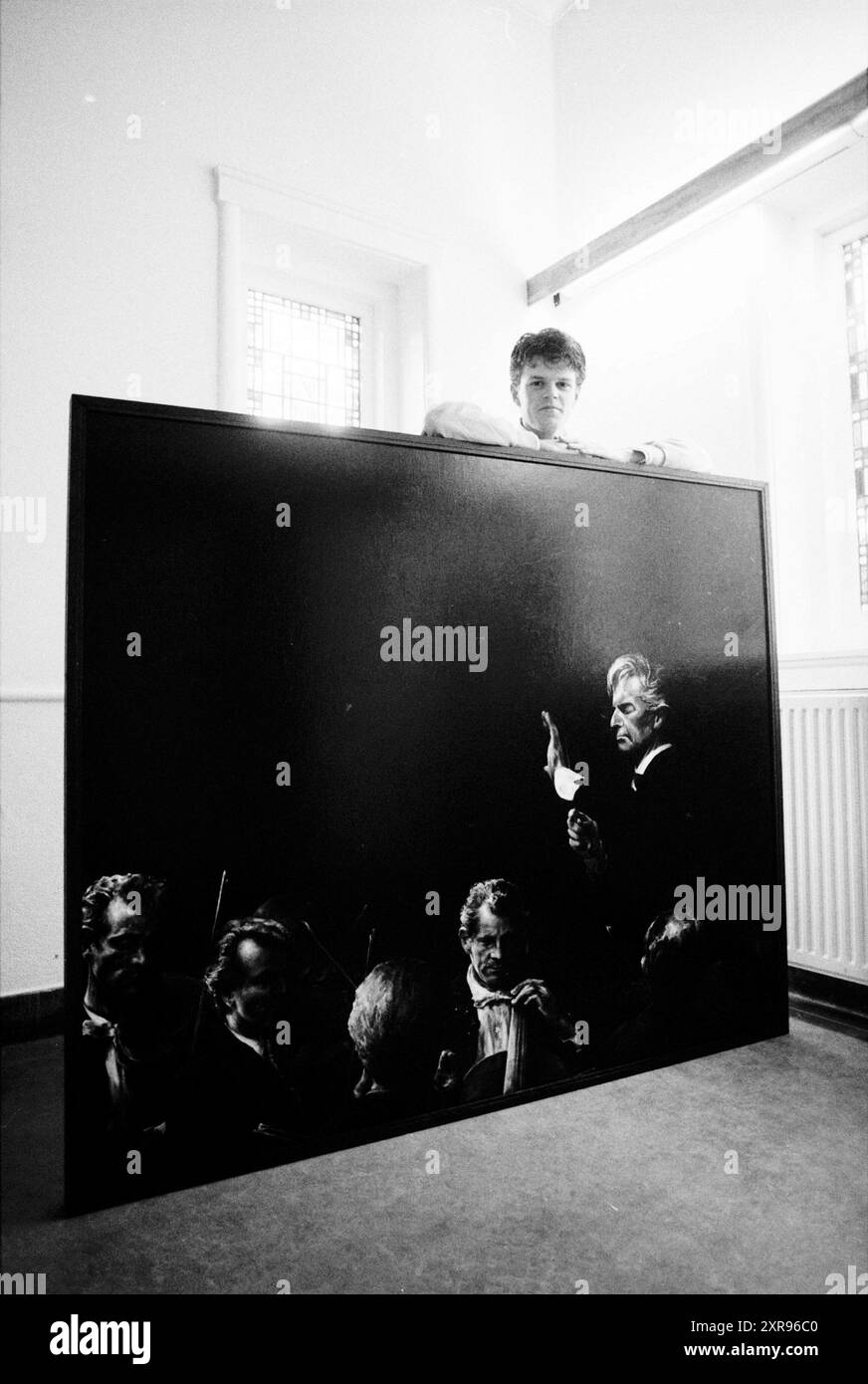 Artiste Kees van Citters avec une peinture de lui dans la bibliothèque Heemstede, Heemstede, pays-Bas, 06-01-1989, Whizgle Dutch News : images historiques sur mesure pour l'avenir. Explorez le passé néerlandais avec des perspectives modernes grâce à des images d'agences néerlandaises. Concilier les événements d'hier avec les perspectives de demain. Embarquez pour un voyage intemporel avec des histoires qui façonnent notre avenir. Banque D'Images