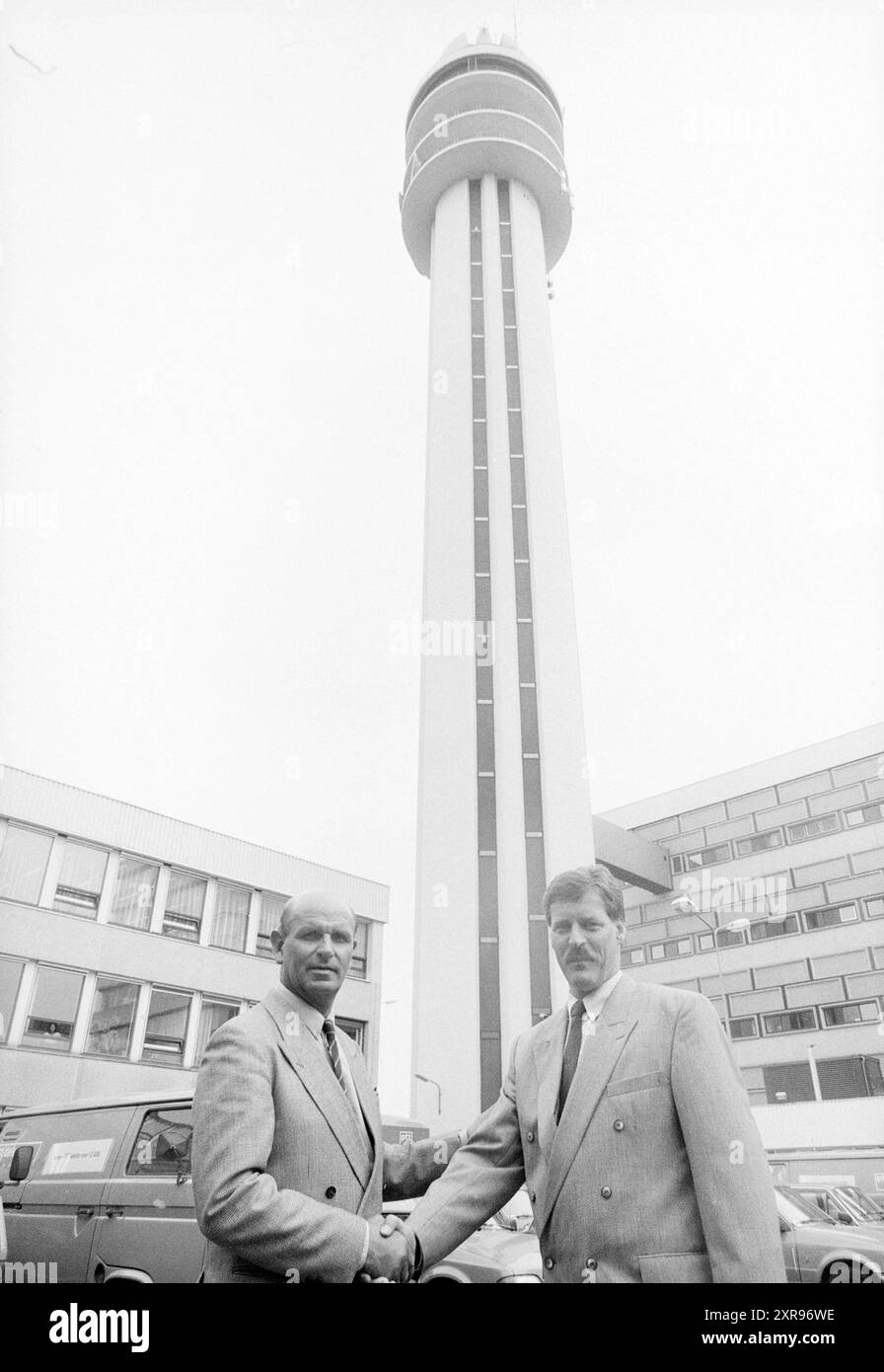 Hans Peter, directeur de PTT Telecom PTT, salue Barry Hughes. Bureau de poste, poste municipal, 16-08-1989, Peter, Hans, Whizgle Dutch News : des images historiques sur mesure pour l'avenir. Explorez le passé néerlandais avec des perspectives modernes grâce à des images d'agences néerlandaises. Concilier les événements d'hier avec les perspectives de demain. Embarquez pour un voyage intemporel avec des histoires qui façonnent notre avenir. Banque D'Images