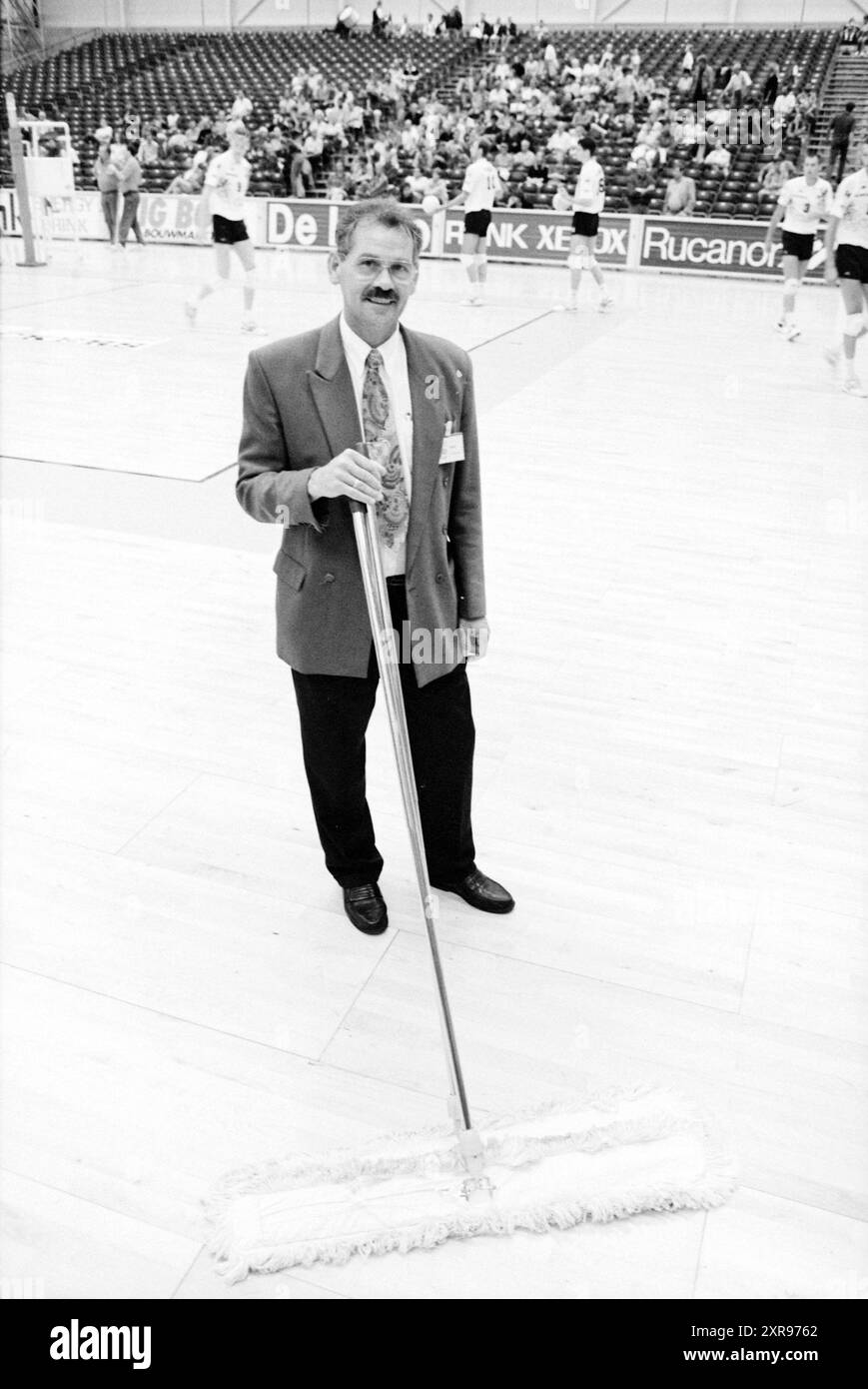 1 an Extran hall, Haarlem, pays-Bas, 31-08-1994, Whizgle Dutch News : images historiques sur mesure pour l'avenir. Explorez le passé néerlandais avec des perspectives modernes grâce à des images d'agences néerlandaises. Concilier les événements d'hier avec les perspectives de demain. Embarquez pour un voyage intemporel avec des histoires qui façonnent notre avenir. Banque D'Images