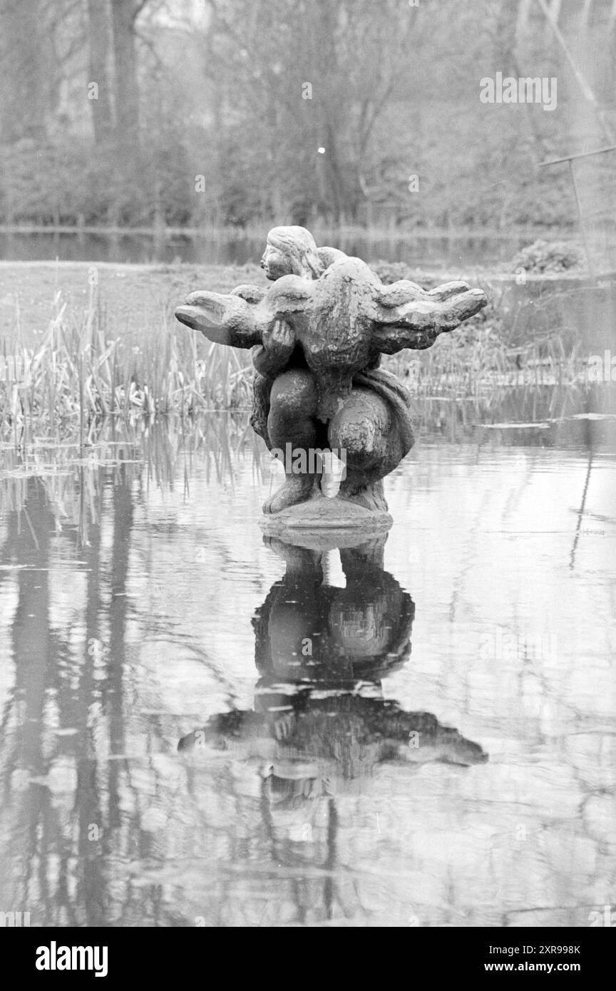 Sculpture 'Leda et le cygne' par Nic. Jonque dans le parc Velserbeek, Velsen, 21-04-1994, Whizgle Dutch News : images historiques sur mesure pour l'avenir. Explorez le passé néerlandais avec des perspectives modernes grâce à des images d'agences néerlandaises. Concilier les événements d'hier avec les perspectives de demain. Embarquez pour un voyage intemporel avec des histoires qui façonnent notre avenir. Banque D'Images