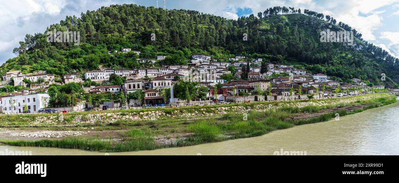 Berat, Albanie, la ville aux mille fenêtres Banque D'Images