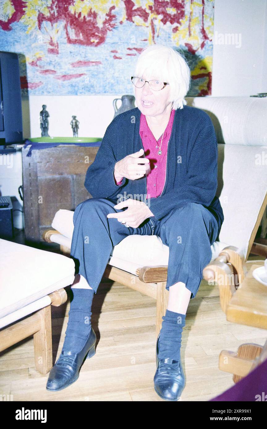 Portrait d'une femme, Whizgle Dutch News : images historiques adaptées pour l'avenir. Explorez le passé néerlandais avec des perspectives modernes grâce à des images d'agences néerlandaises. Concilier les événements d'hier avec les perspectives de demain. Embarquez pour un voyage intemporel avec des histoires qui façonnent notre avenir. Banque D'Images