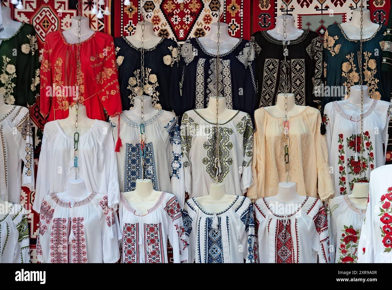 Ensemble de chemises brodées traditionnelles roumaines à vendre Banque D'Images