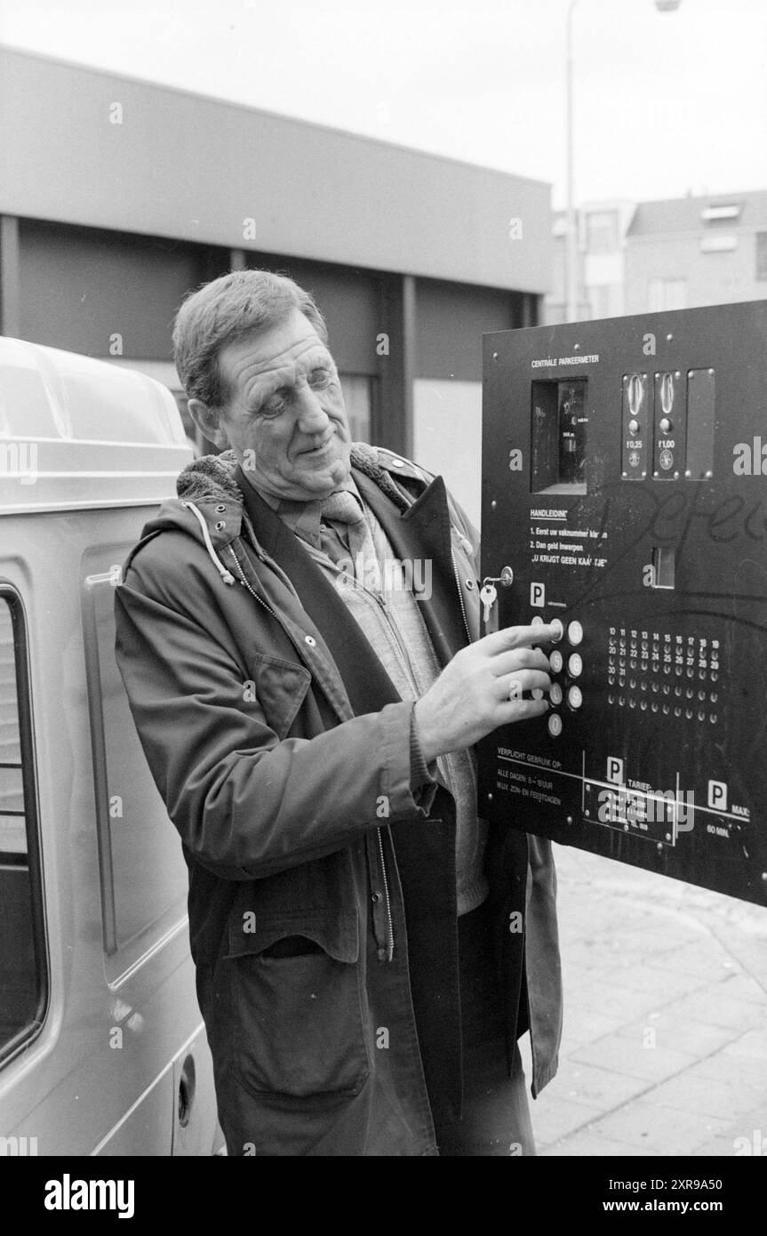 Homme au panneau de commande central du parcmètre, 26-01-1988, Whizgle Dutch News : des images historiques sur mesure pour l'avenir. Explorez le passé néerlandais avec des perspectives modernes grâce à des images d'agences néerlandaises. Concilier les événements d'hier avec les perspectives de demain. Embarquez pour un voyage intemporel avec des histoires qui façonnent notre avenir. Banque D'Images