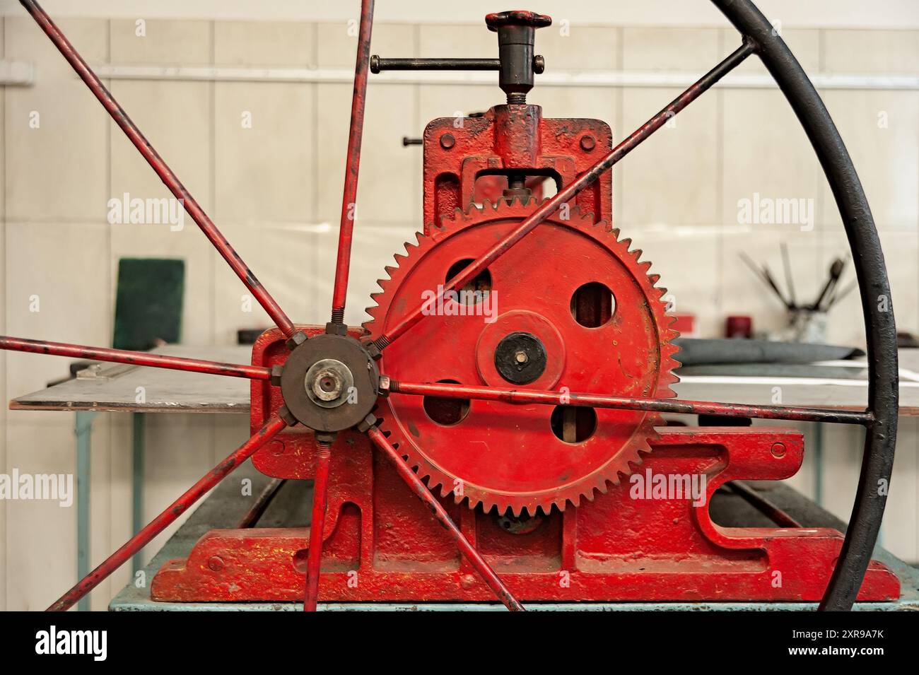 Presse de gravure rouge pour la gravure en studio de gravure gros plan Banque D'Images