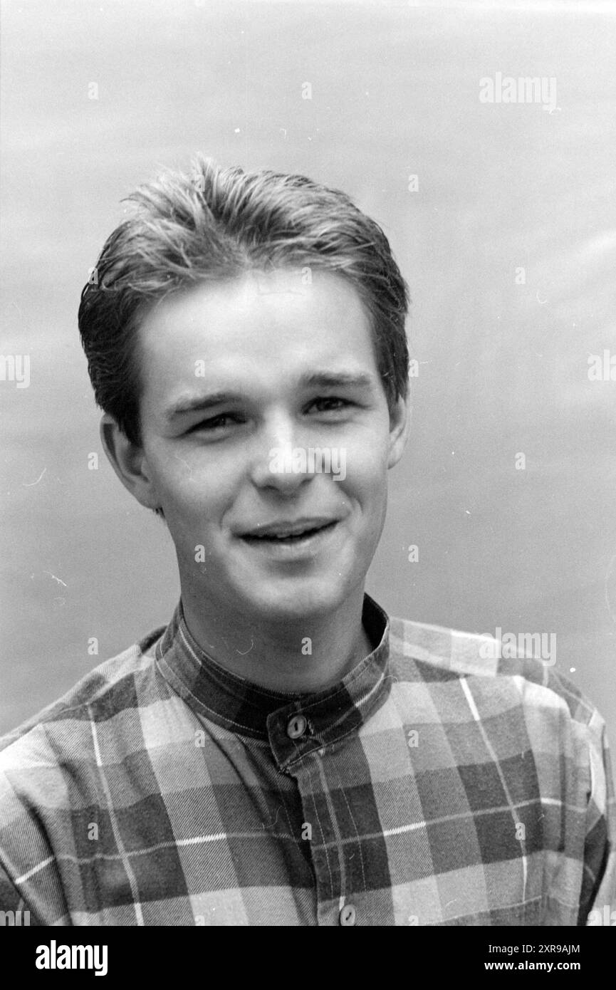 7 x portraits, rire du jour, cyclistes de l'autre côté du canal, gens, 11-07-1987, Whizgle Dutch News : images historiques sur mesure pour l'avenir. Explorez le passé néerlandais avec des perspectives modernes grâce à des images d'agences néerlandaises. Concilier les événements d'hier avec les perspectives de demain. Embarquez pour un voyage intemporel avec des histoires qui façonnent notre avenir. Banque D'Images 7 x portraits, rire du jour, cyclistes de l'autre côté du canal, gens, 11-07-1987, Whizgle Dutch News : images historiques sur mesure pour l'avenir. Explorez le passé néerlandais avec des perspectives modernes grâce à des images d'agences néerlandaises. Concilier les événements d'hier avec les perspectives de demain. Embarquez pour un voyage intemporel avec des histoires qui façonnent notre avenir. Banque D'Images