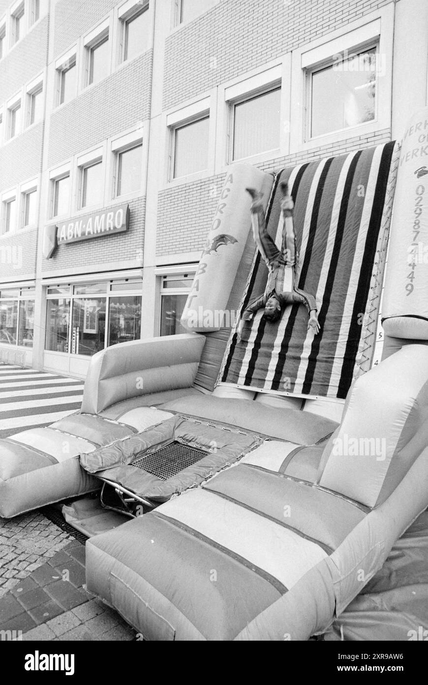 Flying High, Houtplein, H'lem, Haarlem, Houtplein, pays-Bas, 19-08-1992, Whizgle Dutch News : des images historiques sur mesure pour l'avenir. Explorez le passé néerlandais avec des perspectives modernes grâce à des images d'agences néerlandaises. Concilier les événements d'hier avec les perspectives de demain. Embarquez pour un voyage intemporel avec des histoires qui façonnent notre avenir. Banque D'Images