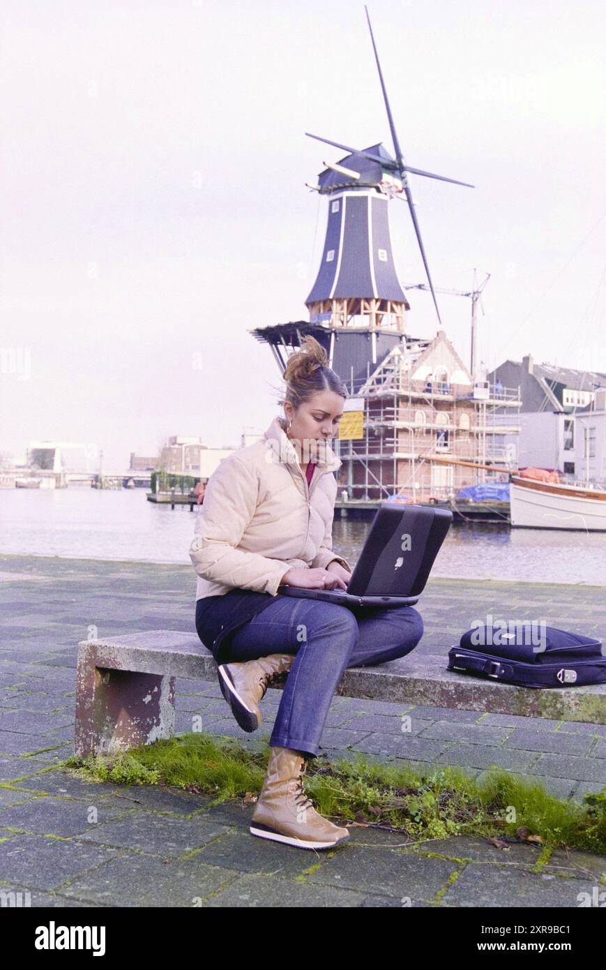 Youth Computer, Haarlem, pays-Bas, 04-12-2000, Whizgle Dutch News : des images historiques sur mesure pour l'avenir. Explorez le passé néerlandais avec des perspectives modernes grâce à des images d'agences néerlandaises. Concilier les événements d'hier avec les perspectives de demain. Embarquez pour un voyage intemporel avec des histoires qui façonnent notre avenir. Banque D'Images Youth Computer, Haarlem, pays-Bas, 04-12-2000, Whizgle Dutch News : des images historiques sur mesure pour l'avenir. Explorez le passé néerlandais avec des perspectives modernes grâce à des images d'agences néerlandaises. Concilier les événements d'hier avec les perspectives de demain. Embarquez pour un voyage intemporel avec des histoires qui façonnent notre avenir. Banque D'Images