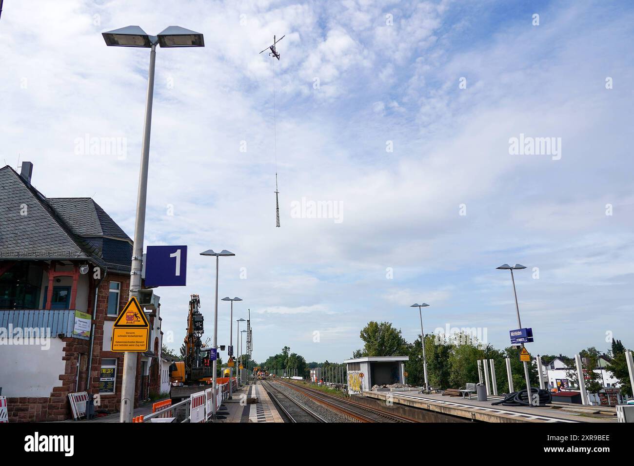 Hubschrauber transportieren Oberleitungsmasten zur Bahnstrecke der Riedbahn am Mörfelder Bahnhof. Diese werden im Rahmen der Generalsanierung ersetzt - Mörfelden-Walldorf 09.08.2024 : Generalsanierung der Riedbahn *** des hélicoptères transportent des mâts aériens vers la ligne de chemin de fer de Riedbahn à la gare de Mörfelden ces mâts seront remplacés dans le cadre de la rénovation générale Mörfelden Walldorf 09 08 2024 rénovation générale de la Riedbahn Banque D'Images