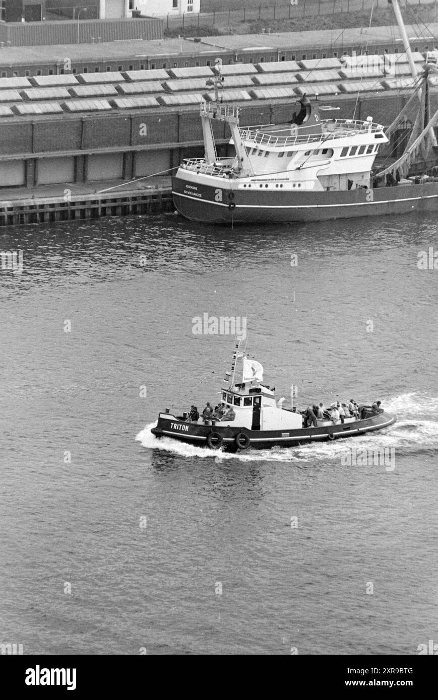 Port of Ijmuiden from Lighthouse, 02-06-1990, Whizgle Dutch News : images historiques sur mesure pour l'avenir. Explorez le passé néerlandais avec des perspectives modernes grâce à des images d'agences néerlandaises. Concilier les événements d'hier avec les perspectives de demain. Embarquez pour un voyage intemporel avec des histoires qui façonnent notre avenir. Banque D'Images