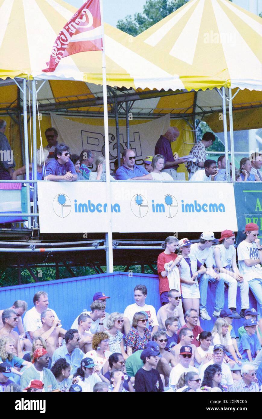 Haarlem Baseball week Sponsor Stand with audience, Haarlem, pays-Bas, 17-07-1994, Whizgle Dutch News : images historiques sur mesure pour l'avenir. Explorez le passé néerlandais avec des perspectives modernes grâce à des images d'agences néerlandaises. Concilier les événements d'hier avec les perspectives de demain. Embarquez pour un voyage intemporel avec des histoires qui façonnent notre avenir. Banque D'Images