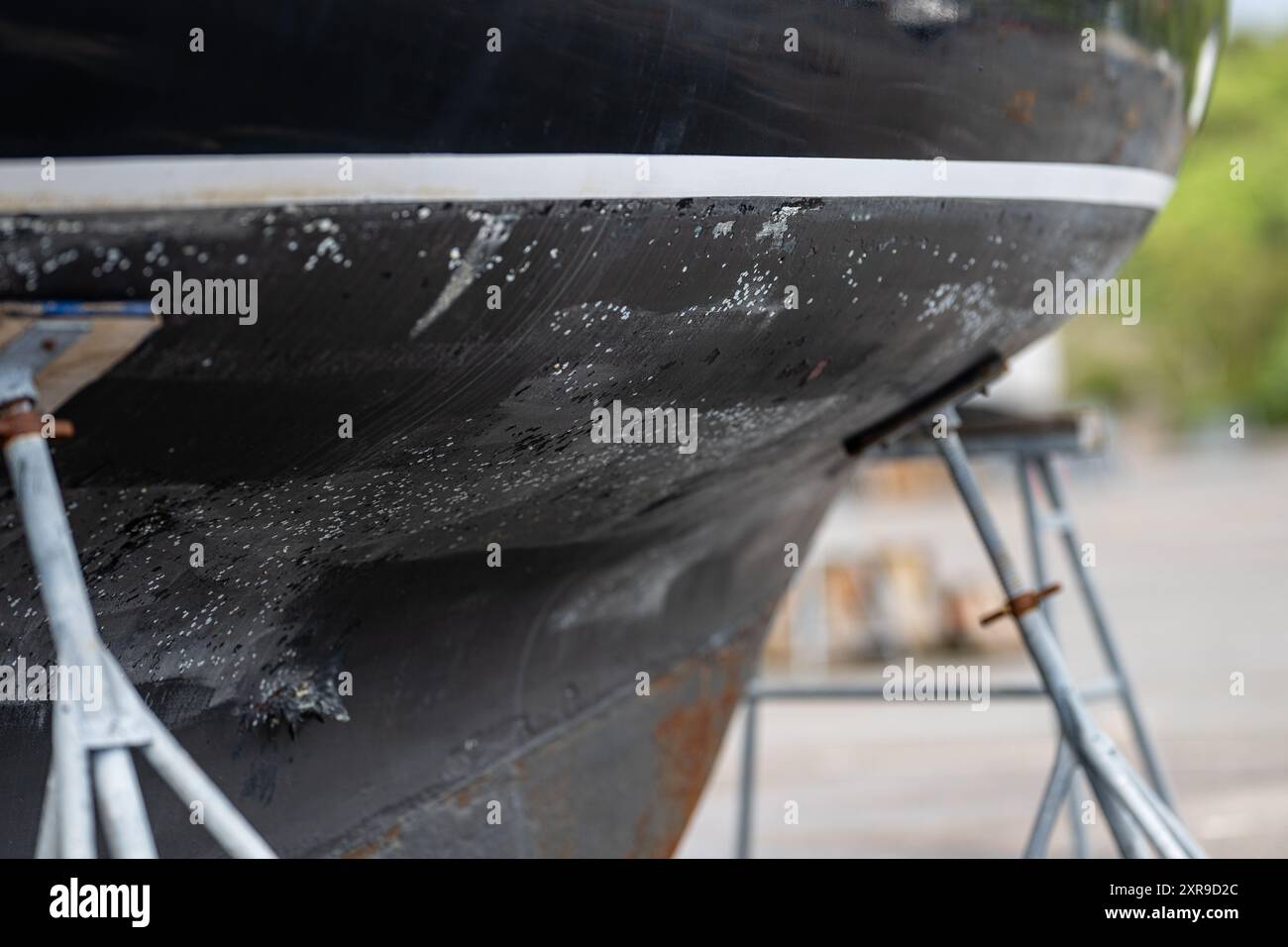 Côté d'un fond de bateau en attente d'être rénové avant l'été Banque D'Images