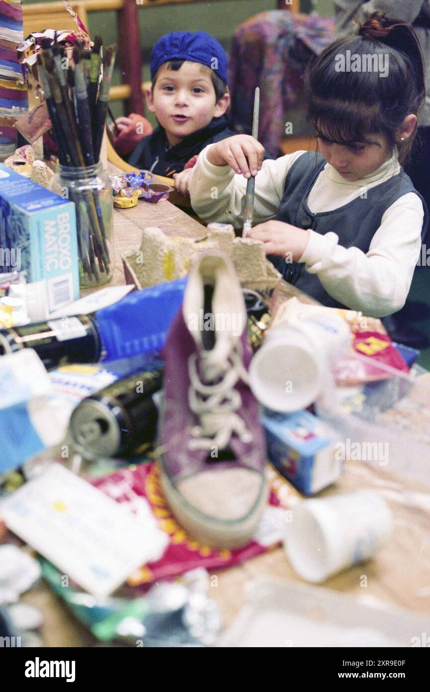Faire de l'art des déchets dans le centre communautaire Broederhuis Haarlem, Haarlem, Nagtzaamplein, pays-Bas, 12-04-1996, Whizgle Dutch News : des images historiques sur mesure pour l'avenir. Explorez le passé néerlandais avec des perspectives modernes grâce à des images d'agences néerlandaises. Concilier les événements d'hier avec les perspectives de demain. Embarquez pour un voyage intemporel avec des histoires qui façonnent notre avenir. Banque D'Images Faire de l'art des déchets dans le centre communautaire Broederhuis Haarlem, Haarlem, Nagtzaamplein, pays-Bas, 12-04-1996, Whizgle Dutch News : des images historiques sur mesure pour l'avenir. Explorez le passé néerlandais avec des perspectives modernes grâce à des images d'agences néerlandaises. Concilier les événements d'hier avec les perspectives de demain. Embarquez pour un voyage intemporel avec des histoires qui façonnent notre avenir. Banque D'Images