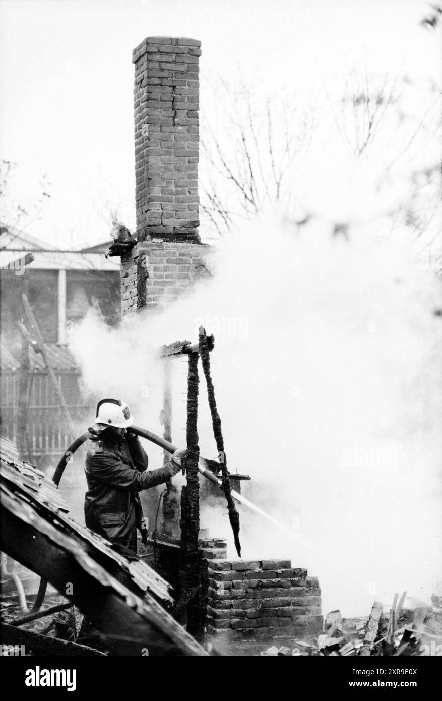 Hillegom ampoule jeté feu, Hillegom, 15-04-1991, Whizgle Dutch News : des images historiques sur mesure pour l'avenir. Explorez le passé néerlandais avec des perspectives modernes grâce à des images d'agences néerlandaises. Concilier les événements d'hier avec les perspectives de demain. Embarquez pour un voyage intemporel avec des histoires qui façonnent notre avenir. Banque D'Images