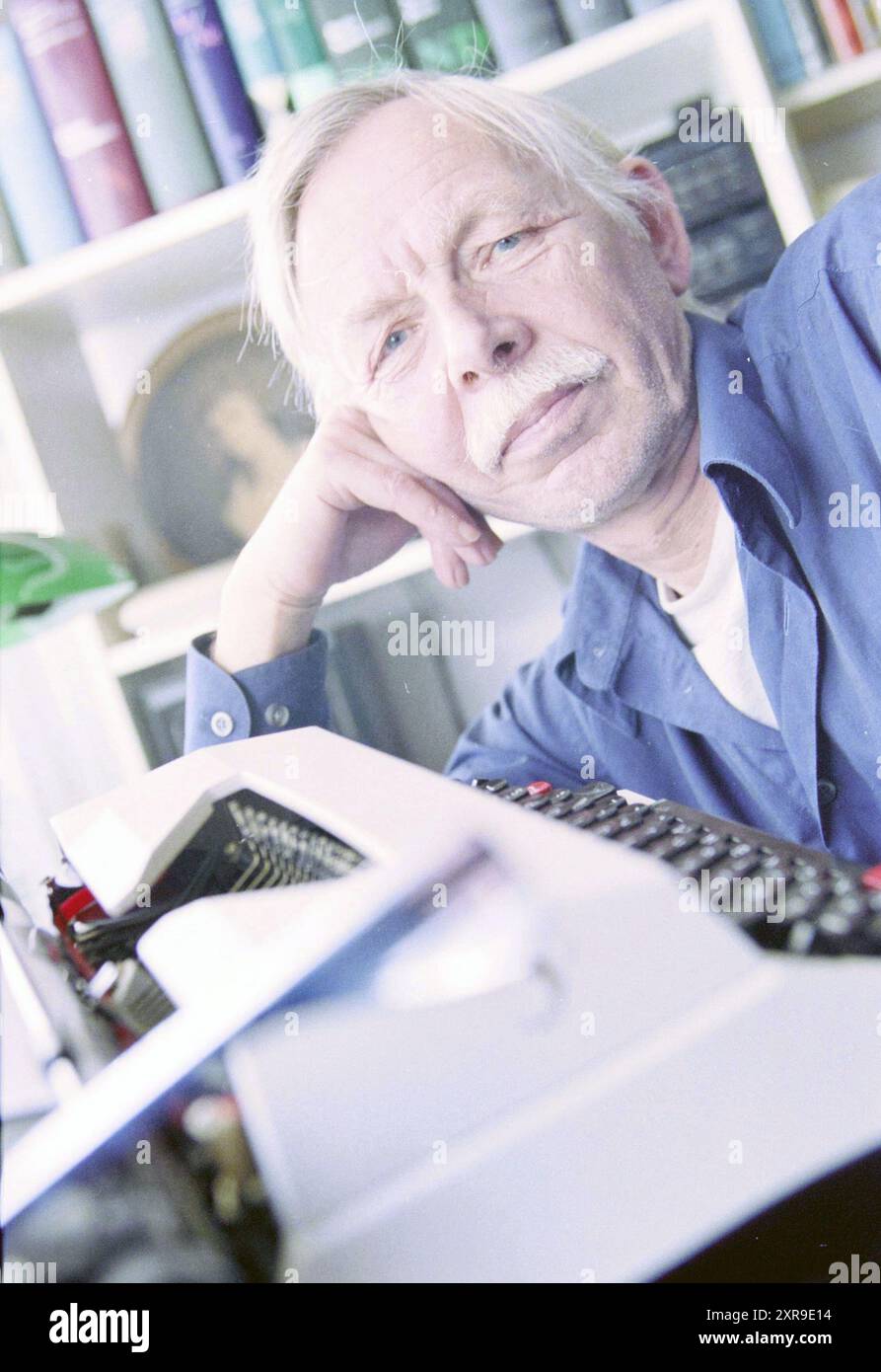 Louis Ferron écrivain, 04-12-2001, Whizgle Dutch News : images historiques sur mesure pour l'avenir. Explorez le passé néerlandais avec des perspectives modernes grâce à des images d'agences néerlandaises. Concilier les événements d'hier avec les perspectives de demain. Embarquez pour un voyage intemporel avec des histoires qui façonnent notre avenir. Banque D'Images Louis Ferron écrivain, 04-12-2001, Whizgle Dutch News : images historiques sur mesure pour l'avenir. Explorez le passé néerlandais avec des perspectives modernes grâce à des images d'agences néerlandaises. Concilier les événements d'hier avec les perspectives de demain. Embarquez pour un voyage intemporel avec des histoires qui façonnent notre avenir. Banque D'Images