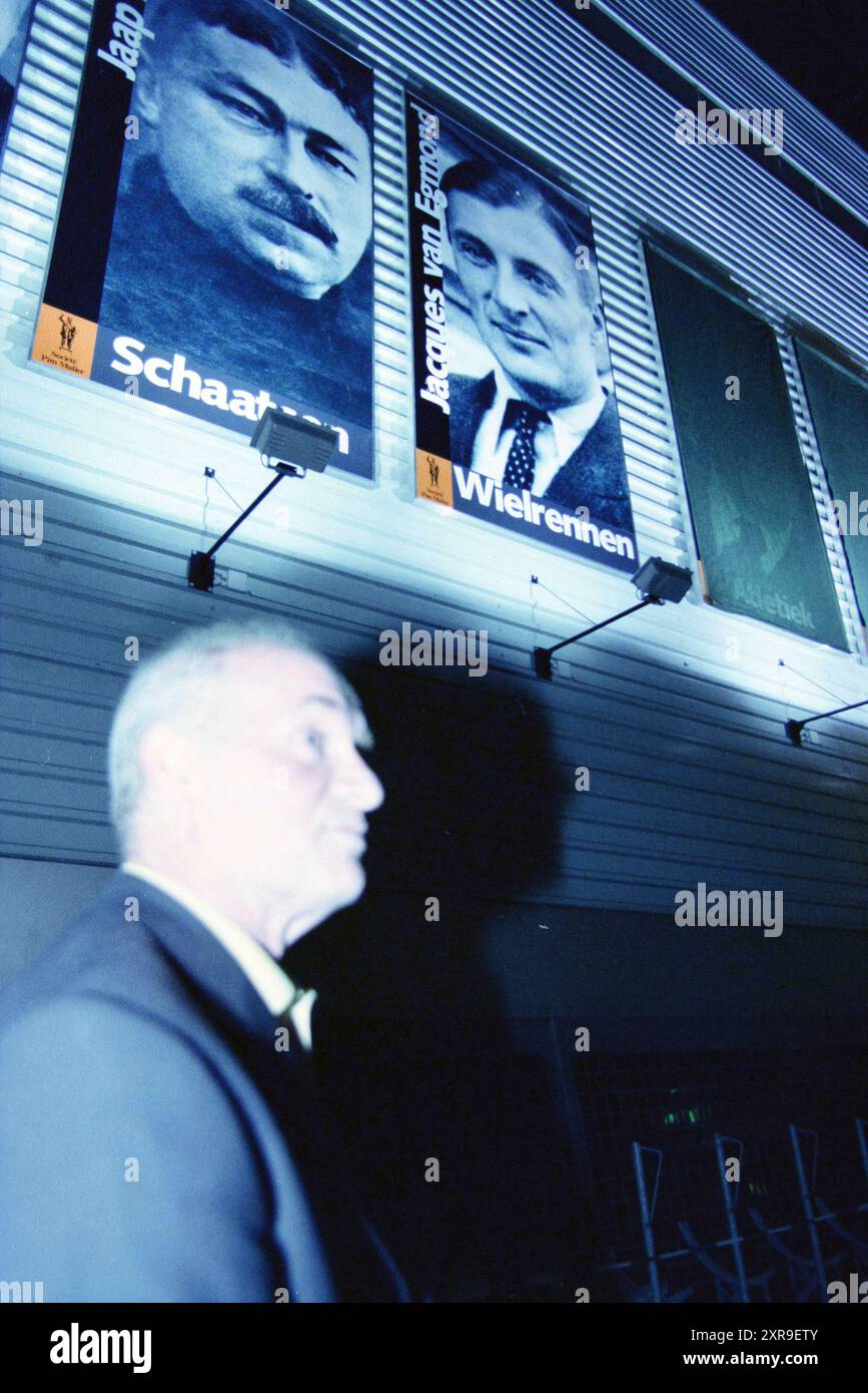 Dévoilement de photos des héros sportifs de Haarlem au Kennemer Sport Center, Haarlem, pays-Bas, 02-11-2003, Whizgle Dutch News : images historiques conçues pour l'avenir. Explorez le passé néerlandais avec des perspectives modernes grâce à des images d'agences néerlandaises. Concilier les événements d'hier avec les perspectives de demain. Embarquez pour un voyage intemporel avec des histoires qui façonnent notre avenir. Banque D'Images