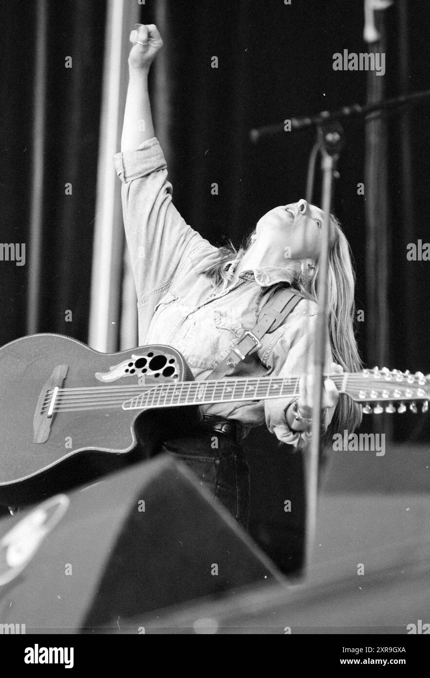 Performance de Melissa Etheridge au festival Halfway pop, Spaarnwoude Recreation Area, Halfweg [pas le 19e mais le 20e], Halfweg, 20-06-1993, Whizgle Dutch News : images historiques adaptées pour l'avenir. Explorez le passé néerlandais avec des perspectives modernes grâce à des images d'agences néerlandaises. Concilier les événements d'hier avec les perspectives de demain. Embarquez pour un voyage intemporel avec des histoires qui façonnent notre avenir. Banque D'Images