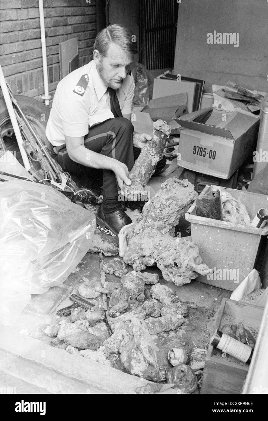 Grenades à la police d'IJmuiden, restes de guerre, IJmuiden, pays-Bas, 24-06-1981, Whizgle Dutch News : des images historiques sur mesure pour l'avenir. Explorez le passé néerlandais avec des perspectives modernes grâce à des images d'agences néerlandaises. Concilier les événements d'hier avec les perspectives de demain. Embarquez pour un voyage intemporel avec des histoires qui façonnent notre avenir. Banque D'Images