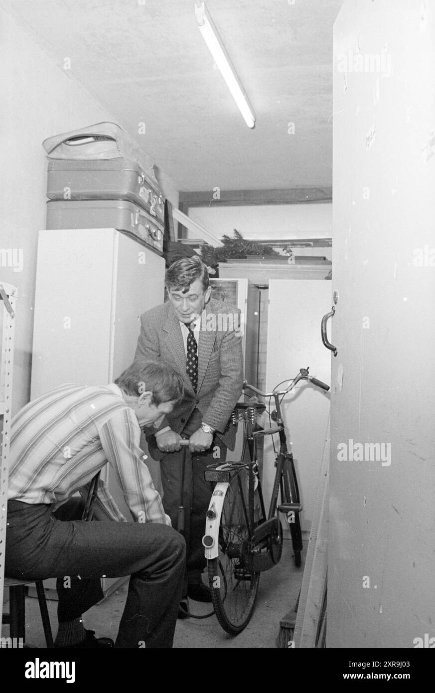 Deux hommes gonflent des pneus de vélo dans l'espace de stockage IJmuiden 'éclairage dans l'espace de stockage', IJmuiden, pays-Bas, 07-05-1981, Whizgle Dutch News : images historiques sur mesure pour l'avenir. Explorez le passé néerlandais avec des perspectives modernes grâce à des images d'agences néerlandaises. Concilier les événements d'hier avec les perspectives de demain. Embarquez pour un voyage intemporel avec des histoires qui façonnent notre avenir. Banque D'Images