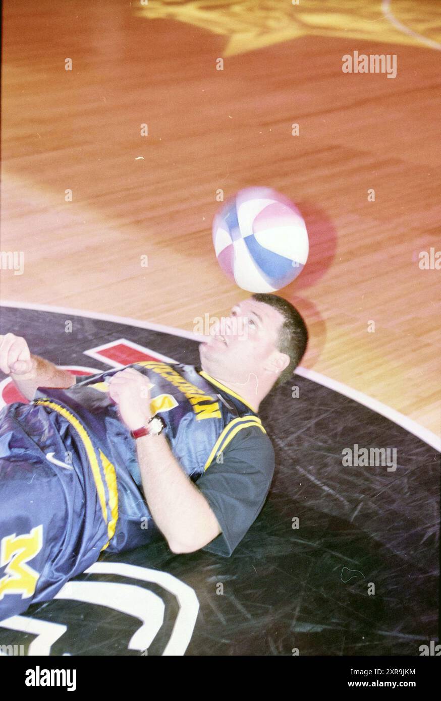 Haarlem Basketball week : Entertainment, Haarlem, pays-Bas, 30-12-1997, Whizgle Dutch News : images historiques adaptées à l'avenir. Explorez le passé néerlandais avec des perspectives modernes grâce à des images d'agences néerlandaises. Concilier les événements d'hier avec les perspectives de demain. Embarquez pour un voyage intemporel avec des histoires qui façonnent notre avenir. Banque D'Images