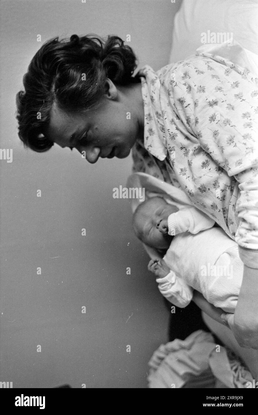 Père et mère avec un nouveau-né, Whizgle Dutch News : images historiques sur mesure pour l'avenir. Explorez le passé néerlandais avec des perspectives modernes grâce à des images d'agences néerlandaises. Concilier les événements d'hier avec les perspectives de demain. Embarquez pour un voyage intemporel avec des histoires qui façonnent notre avenir. Banque D'Images