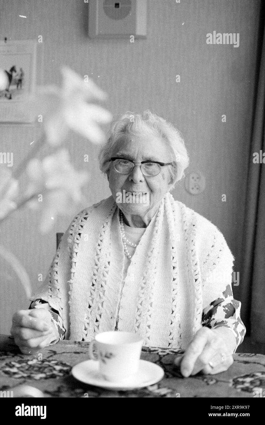 100 ans Mrs. v.d. Hill, H'gom, Hillegom, 12-11-1990, Whizgle Dutch News : des images historiques sur mesure pour l'avenir. Explorez le passé néerlandais avec des perspectives modernes grâce à des images d'agences néerlandaises. Concilier les événements d'hier avec les perspectives de demain. Embarquez pour un voyage intemporel avec des histoires qui façonnent notre avenir. Banque D'Images