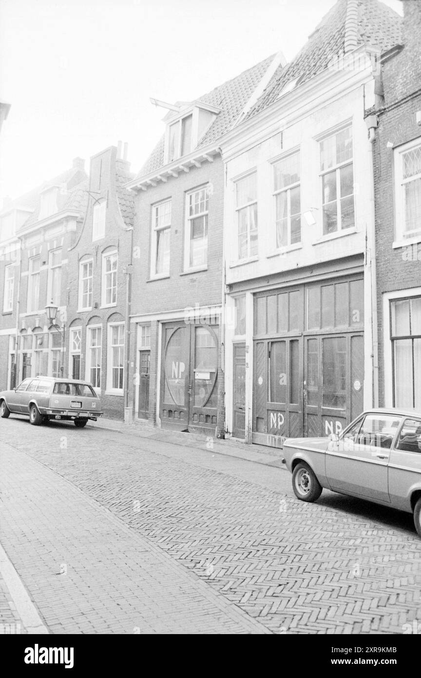 Ext. Klein Heiligland 32-34 Haarlem, extérieur, maisons et construction de maisons, Haarlem, Klein Heiligland, pays-Bas, 06-12-1983, Whizgle Dutch News : des images historiques sur mesure pour l'avenir. Explorez le passé néerlandais avec des perspectives modernes grâce à des images d'agences néerlandaises. Concilier les événements d'hier avec les perspectives de demain. Embarquez pour un voyage intemporel avec des histoires qui façonnent notre avenir. Banque D'Images