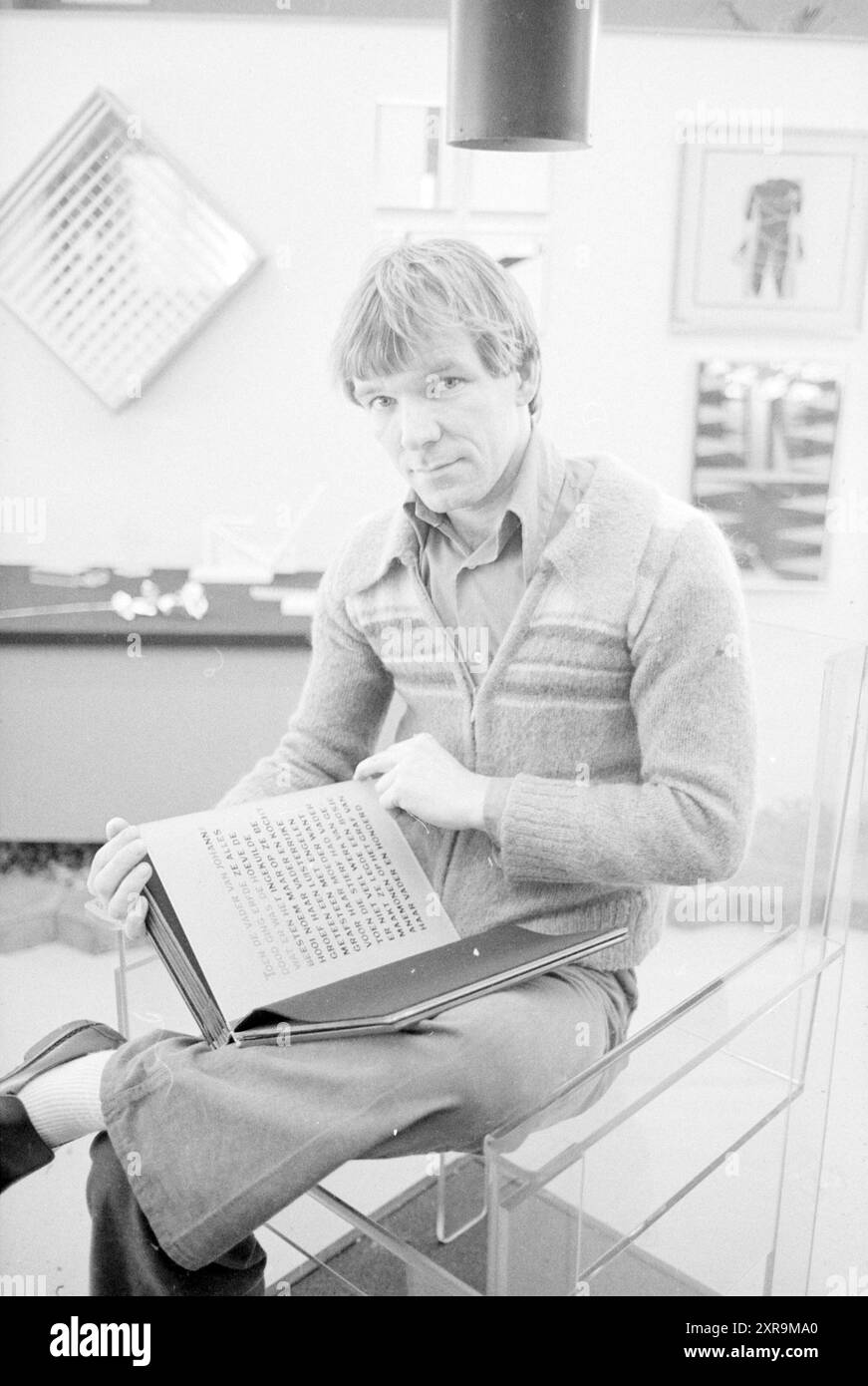 Frans Hartong avec livre de verre, vitraux, verrerie, verre en général, personnes, 20-03-1981, Whizgle Dutch News : des images historiques sur mesure pour l'avenir. Explorez le passé néerlandais avec des perspectives modernes grâce à des images d'agences néerlandaises. Concilier les événements d'hier avec les perspectives de demain. Embarquez pour un voyage intemporel avec des histoires qui façonnent notre avenir. Banque D'Images