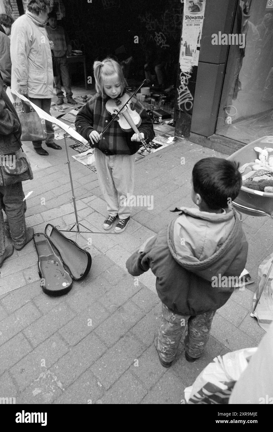 Marché libre, Gr. Houtstraat, Haarlem, Grote Houtstraat, pays-Bas, 29-04-1991, Whizgle Dutch News : des images historiques sur mesure pour l'avenir. Explorez le passé néerlandais avec des perspectives modernes grâce à des images d'agences néerlandaises. Concilier les événements d'hier avec les perspectives de demain. Embarquez pour un voyage intemporel avec des histoires qui façonnent notre avenir. Banque D'Images
