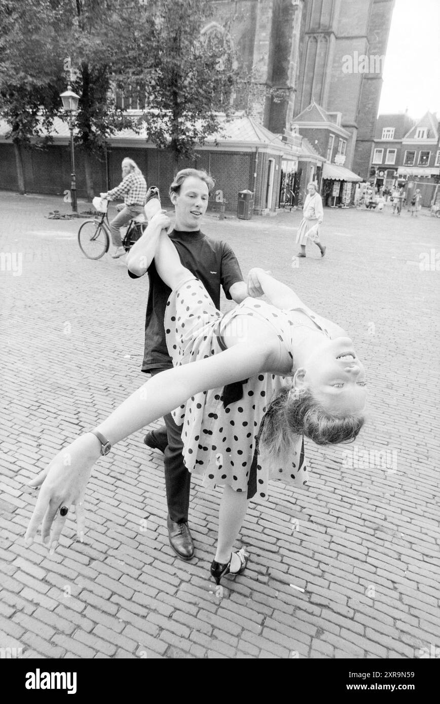 Couple de danseurs Griffioen, Gr. Marché, danse, Haarlem, Grote Markt, Nederland, 29-08-1989, Whizgle Dutch News : des images historiques sur mesure pour l'avenir. Explorez le passé néerlandais avec des perspectives modernes grâce à des images d'agences néerlandaises. Concilier les événements d'hier avec les perspectives de demain. Embarquez pour un voyage intemporel avec des histoires qui façonnent notre avenir. Banque D'Images