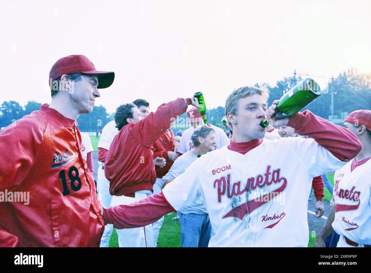 Match de baseball, Whizgle Dutch News : des images historiques sur mesure pour l'avenir. Explorez le passé néerlandais avec des perspectives modernes grâce à des images d'agences néerlandaises. Concilier les événements d'hier avec les perspectives de demain. Embarquez pour un voyage intemporel avec des histoires qui façonnent notre avenir. Banque D'Images